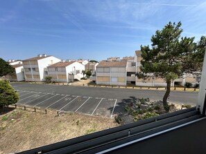 Interior - Cozy 2-Room Apartment, 300m from Beach with Private Parking, Balcony & Baby Cot (Saint-Hilaire-de-Riez)