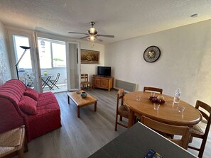 TV - Cozy 2-Room Apartment, 300m from Beach with Private Parking, Balcony & Baby Cot (Saint-Hilaire-de-Riez)