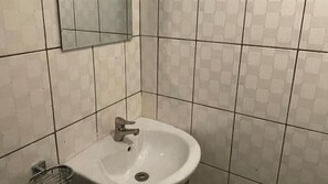Dobbeltrom – premium, byutsikt | Bad | Dusj, toalettartikler (inkludert), håndklær og såpe