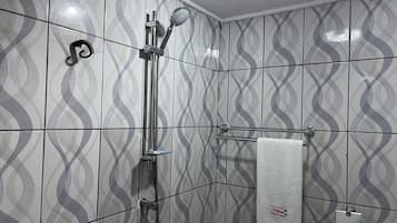 Chambre Double Standard, vue ville | Salle de bain | Douche, articles de toilette gratuits, serviettes fournies, savon