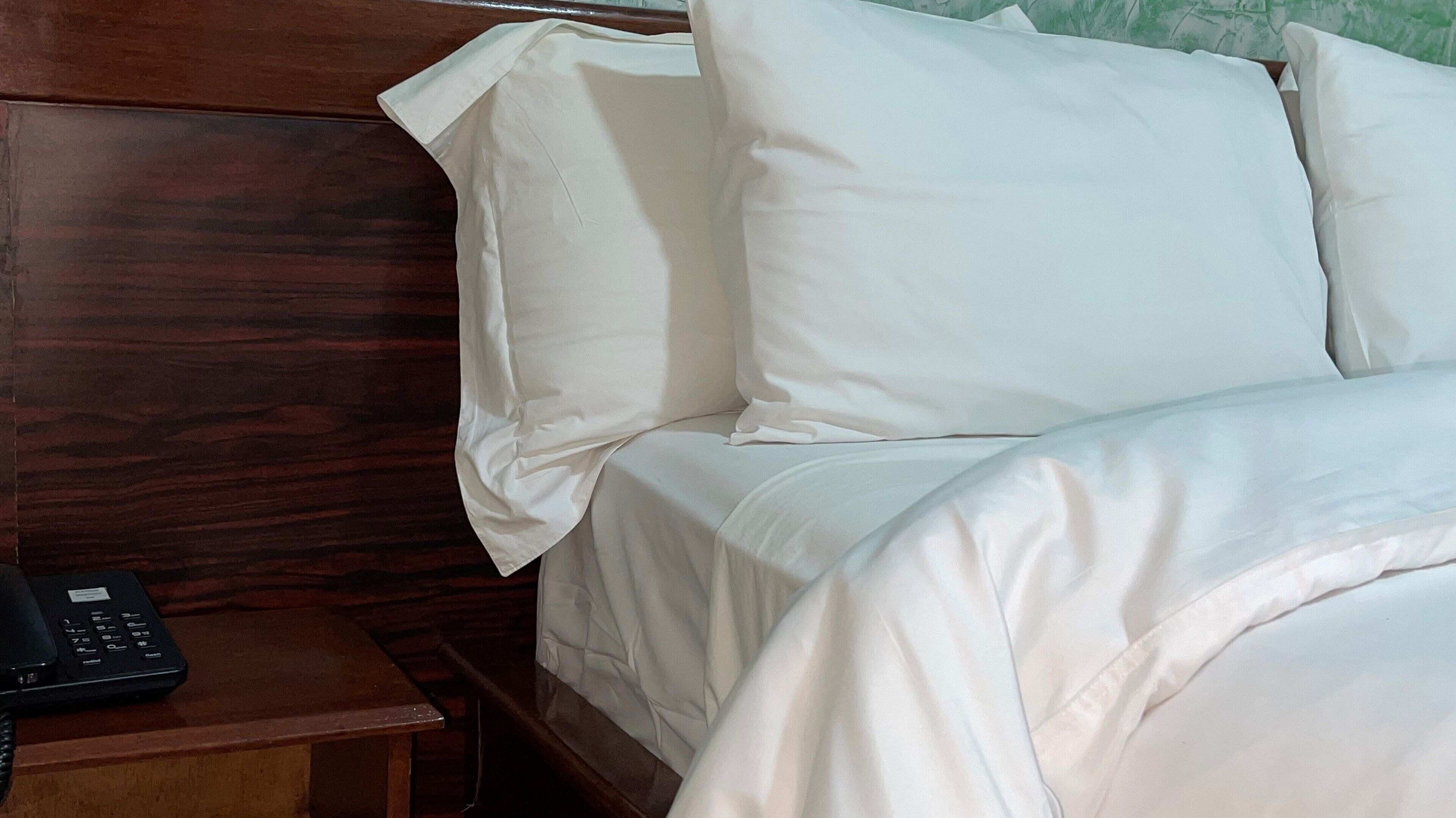 Chambre Double Standard, vue ville | Salle de bain | Douche, articles de toilette gratuits, serviettes fournies, savon