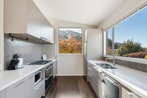 Premier House | Private kitchen | Full-size fridge, microwave, oven, stovetop