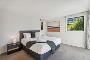 Casa premier | 3 quartos, Wi-Fi de cortesia, roupa de cama