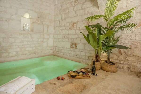Apartment | Private spa tub