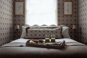 2 sovrum, skrivbord, strykjärn/strykbräda och resesäng