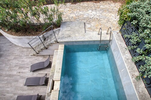 Espace deluxe avec immense salon et piscine sur terrasse entre pins et mer