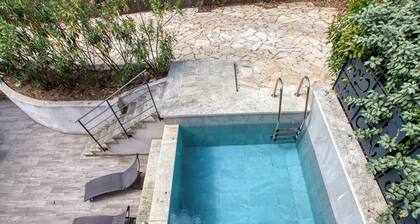 Espace deluxe avec immense salon et piscine sur terrasse entre pins et mer