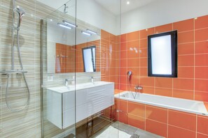 Dusche, Haartrockner, Handtücher, Seife