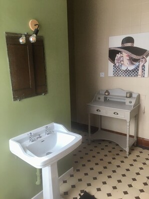 Douche, serviettes fournies, savon, shampoing
