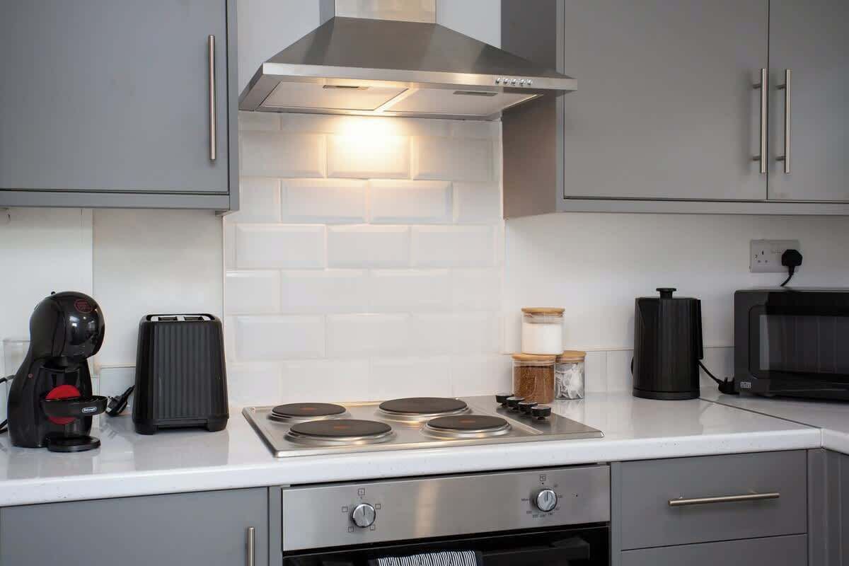 Een koelkast, een magnetron, een oven, een kookplaat