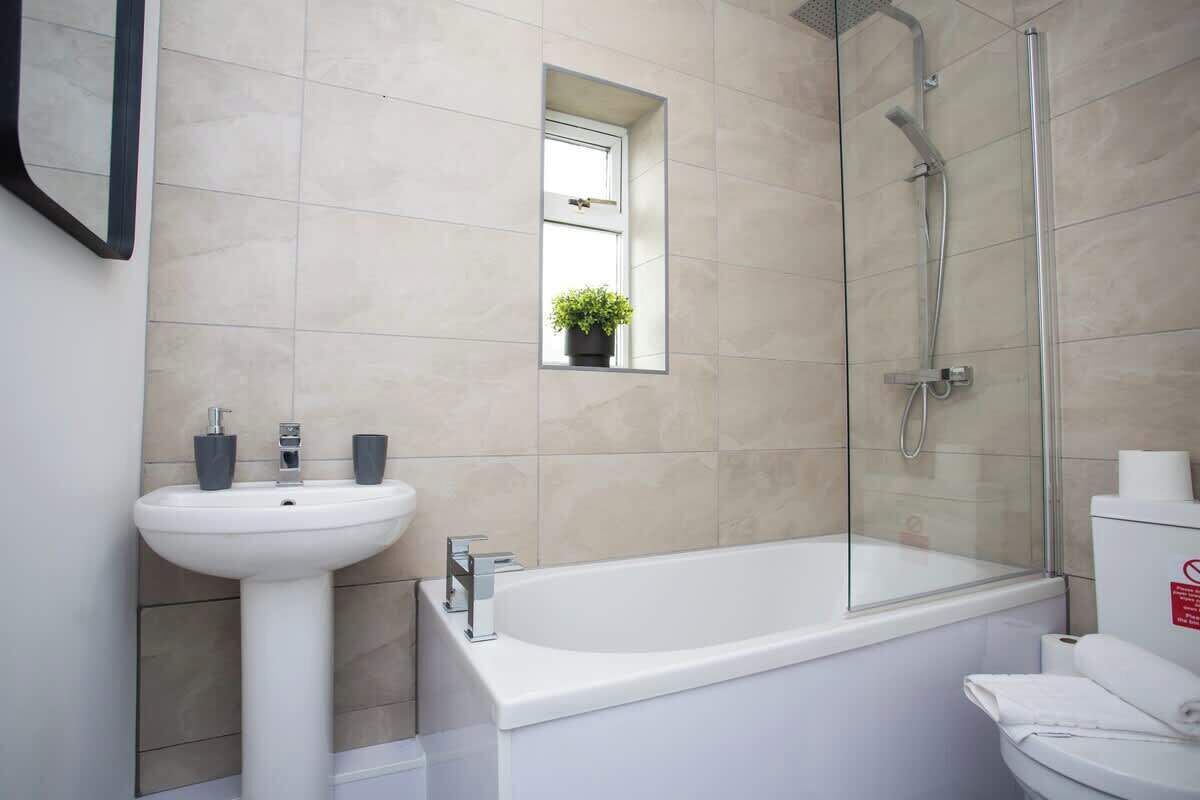 Douche, sèche-cheveux, shampoing