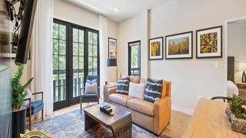 Televisión y chimenea