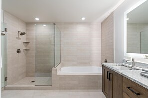 Chuveiro, secador de cabelo, toalhas de banho