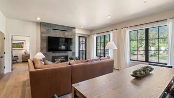 Télévision, cheminée