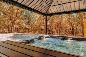 Outdoor spa tub - The Firefly: Chic Design Retreat with 3 Spacious Living Rooms, Cozy Firepit & Hot Tub (Albrightsville)