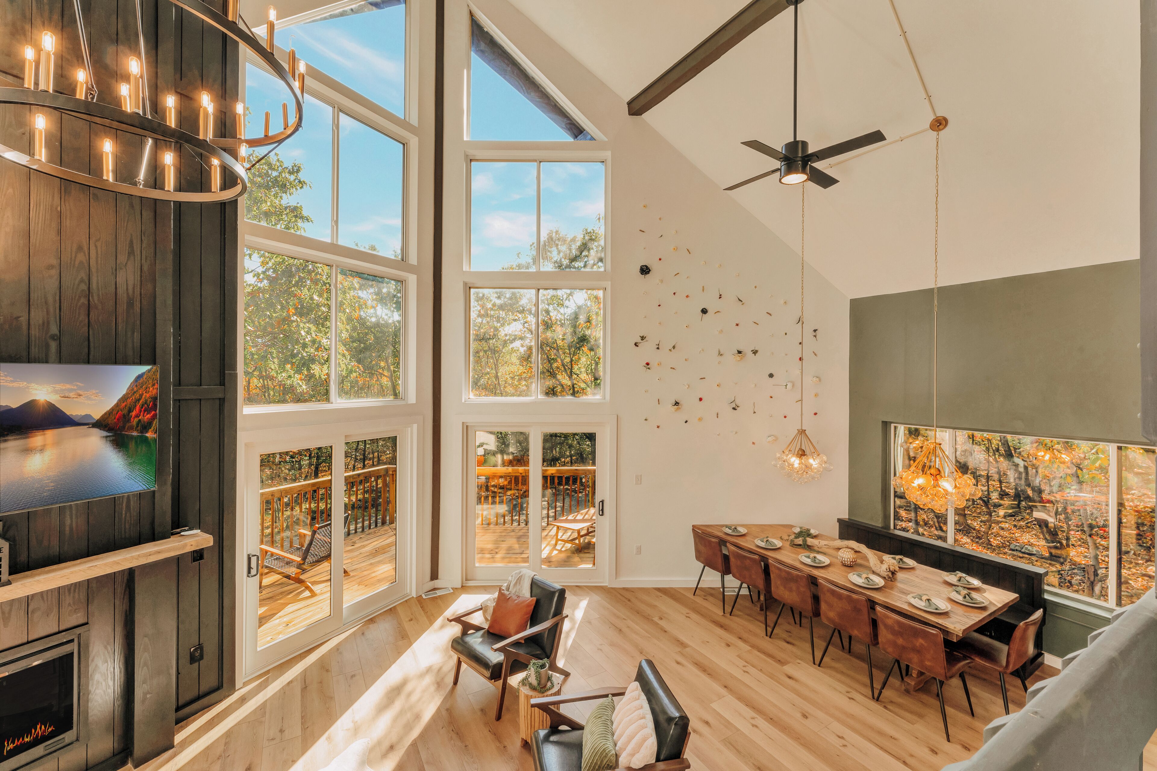 Älytelevisio, takka, videopelejä, työhuone