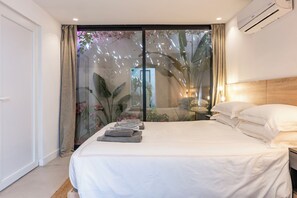 5 camere, una cassaforte in camera, una scrivania, ferro/asse da stiro