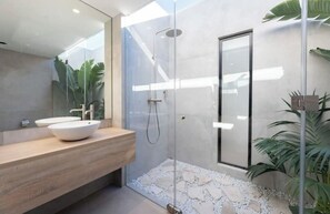 Een douche, milieuvriendelijke toiletartikelen, een haardroger