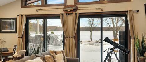 TV connectée, cheminée, jeux vidéo, livres