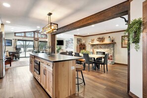 Réfrigérateur, four à micro-ondes, un four, surface de cuisson