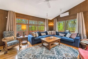 Smart-tv och eldstad