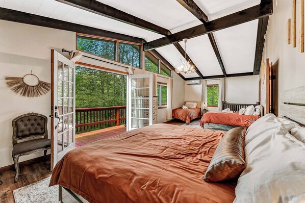 4 bedrooms, iron/ironing board, free WiFi, bed sheets - Tee Time Retreat: Cozy Fall Escape w/ Sauna, Game Room & Fireplaces (tobyhanna)