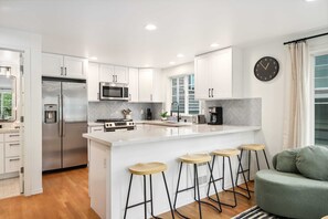 Fridge, microwave, oven, stovetop - Green Lake Remodelled home with AC, garage, yard (Seattle)