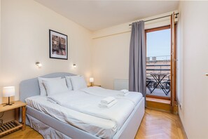 Apartament Deluxe, vistes a la ciutat | 1 dormitori, planxa i posts de planxar i wifi gratuïta