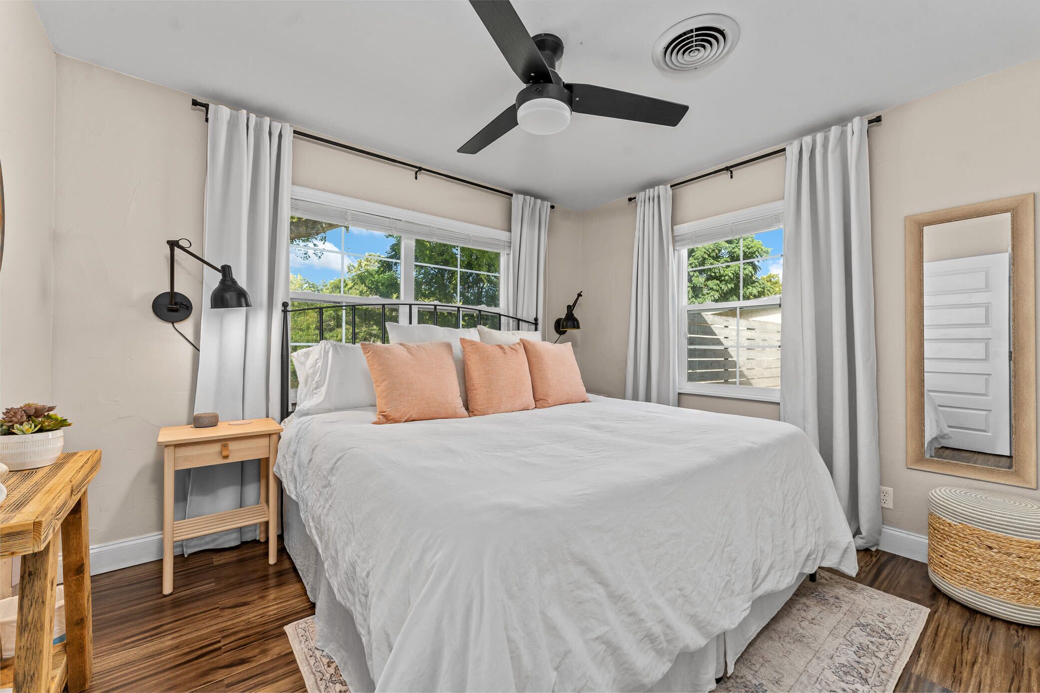 3 bedrooms, iron/ironing board, WiFi, bed sheets