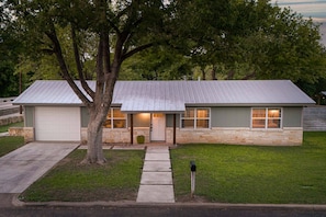 A single-story house with a garage, a front porch, and a mailbox. - Ufer Haus - Game Room, Fire Pit, Walk to Main (Fredericksburg)