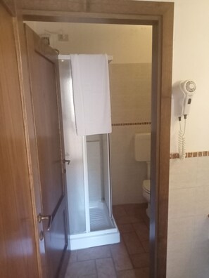Dusche, Haartrockner, Handtücher, Toilettenpapier