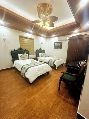 In-room safe, desk, blackout curtains, soundproofing - SKY HOTEL (Vang Vieng)