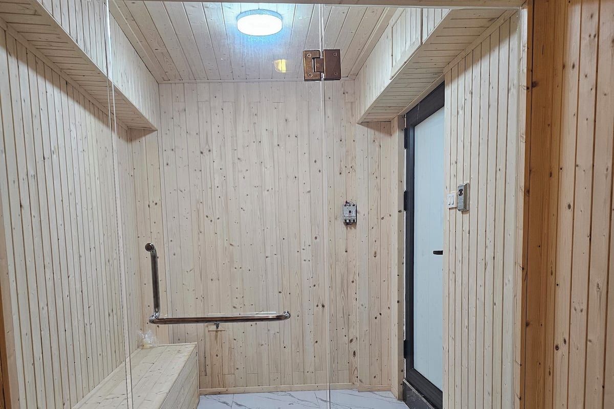 Un sauna aux murs en bois et au sol carrelé.