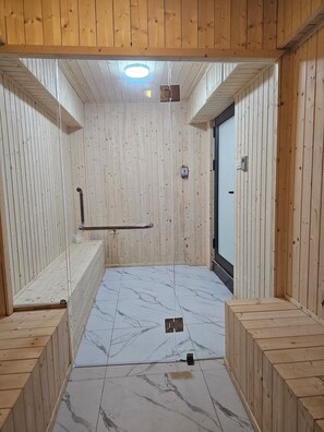 Caja de seguridad en la habitación, escritorio y cortinas blackout