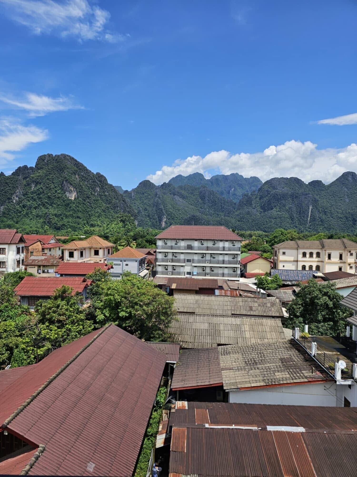 A town with buildings and a mountainous backdrop.