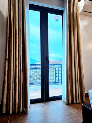 Caja de seguridad en la habitación, escritorio y cortinas blackout