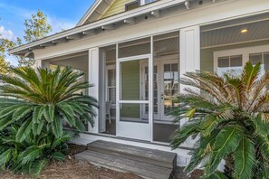 Exterior detail - 3B w/ Golf Cart in Laurel Grove at Sandestin (Miramar Beach)