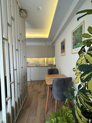 Suite | Living area | 45-inch Smart TV with satellite channels, heated floors - Vista Living Apartments (Trabzon)