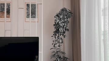 Suite | Living area | 45-inch Smart TV with satellite channels, heated floors