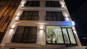 A multi-story building with balconies and large windows. - Vista Living Apartments (Trabzon)