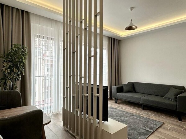 Suite | Living area | 45-inch Smart TV with satellite channels, heated floors - Vista Living Apartments (Trabzon)