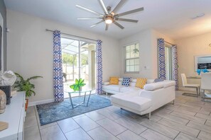 Televisión, reproductor de DVD, estéreo y oficina 