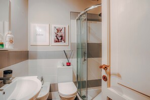 Shower, eco-friendly toiletries, hair dryer, bidet - Pantheon Eleven (Roma)