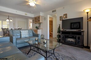 TV - 2B/2B ISLAND VACATION CONDO-RESORT POOL! WALK TO BEACH! BEST PRICE! (Fort Myers Beach)