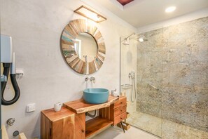 Dusche, umweltfreundliche Kosmetikartikel, Haartrockner