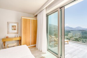 2 dormitorios, caja fuerte, tabla de planchar con plancha