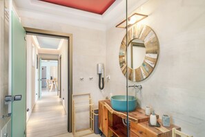 Shower, eco-friendly toiletries, hair dryer, towels - New Villa in Plakias with Private Pool and Amazing Sea View (Myrthianos Plakias)