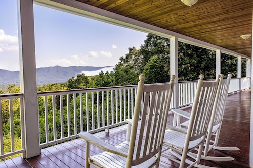 Big Group Getaway | 7BR, 5BA + Free Parking