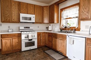 Refrigerador, microondas, horno y parrilla de estufa