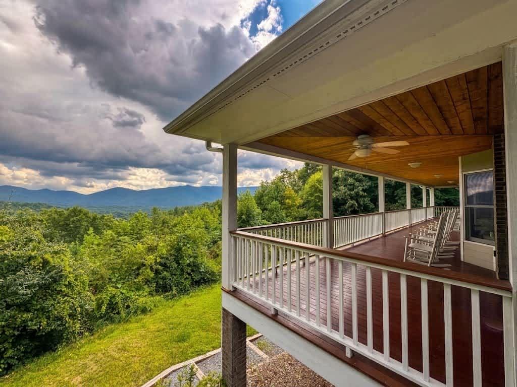 Une terrasse extérieure couverte offrant une vue sur un paysage montagneux.